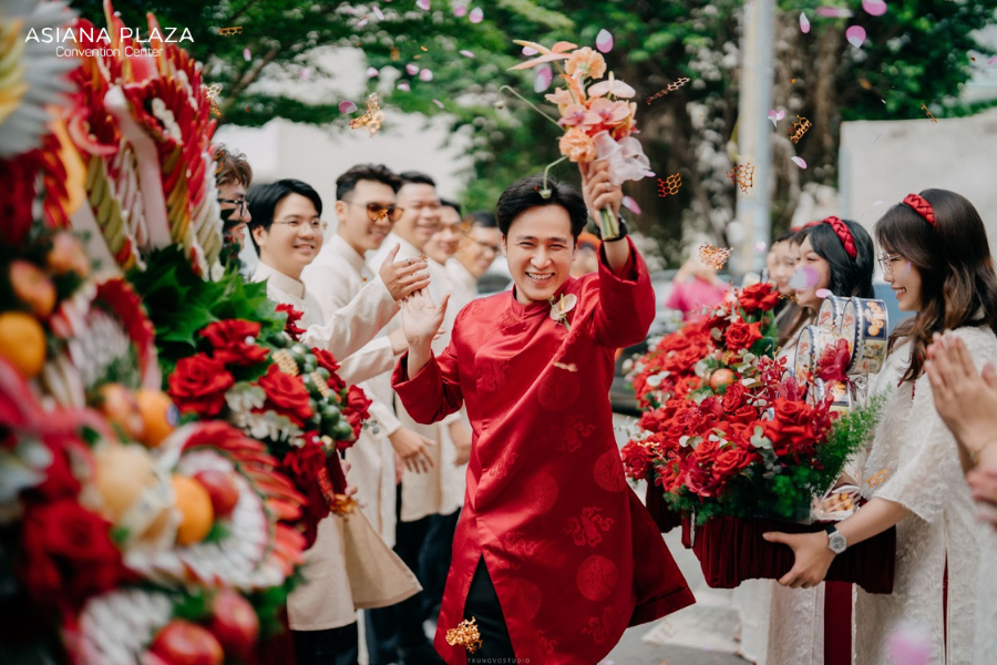 Chú rể dạm ngõ trang trọng