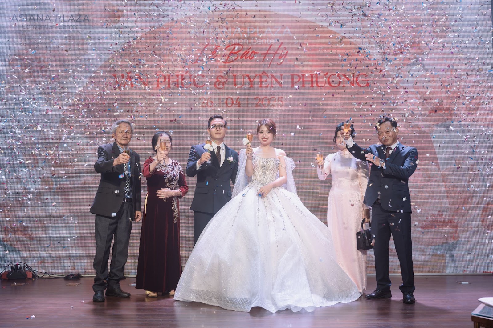 Tiệc cưới rực rỡ tại Asiana Plaza