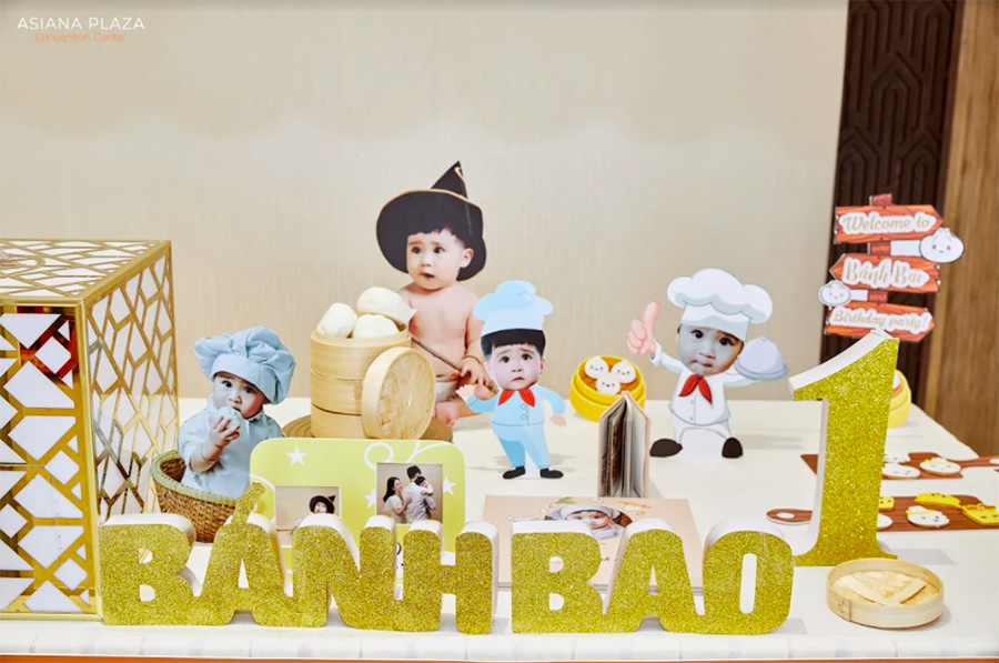 Bàn Gallery mừng thôi nôi bé