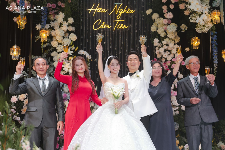 Không khí tiệc báo hỷ ấm áp
