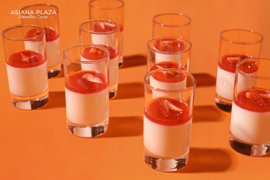 Tráng miệng panna cotta dâu