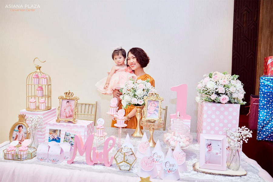 Bàn quà mừng thôi nôi bé gái