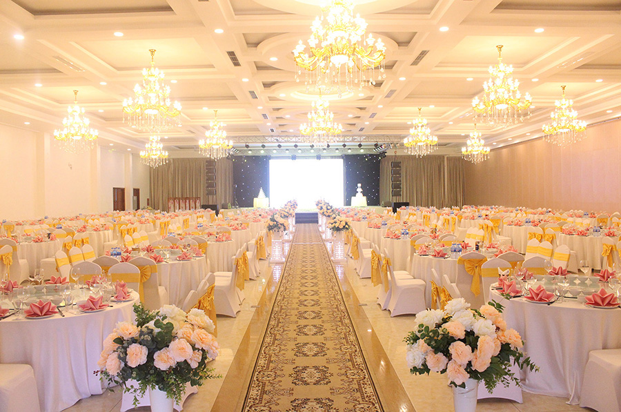 White Palace mang tới không gian đầy trang nhã, sang trọng.