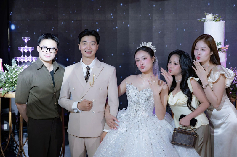 Mời cưới bạn bè thân thiết nên tự nhiên, gần gũi nhưng vẫn chân thành