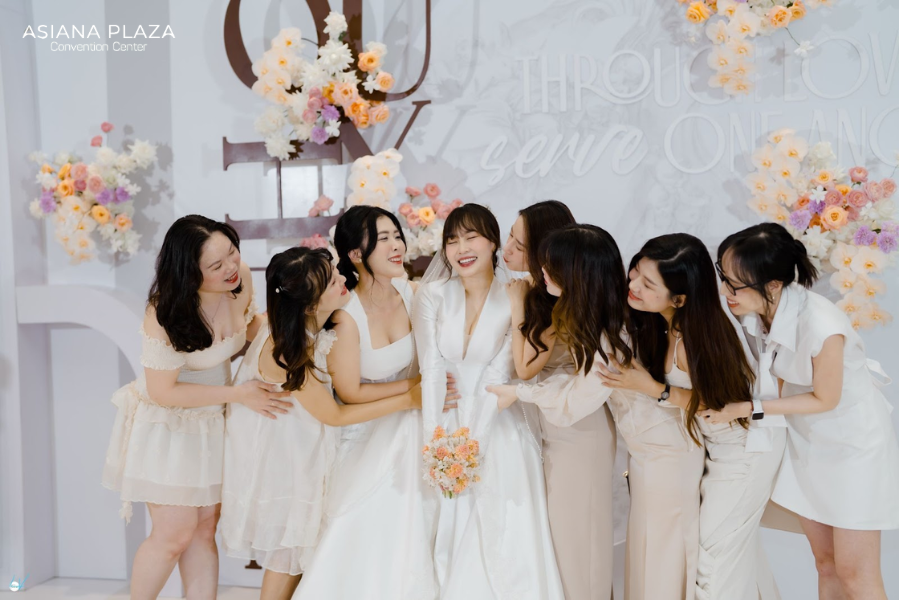 Đón khách tại sảnh cưới