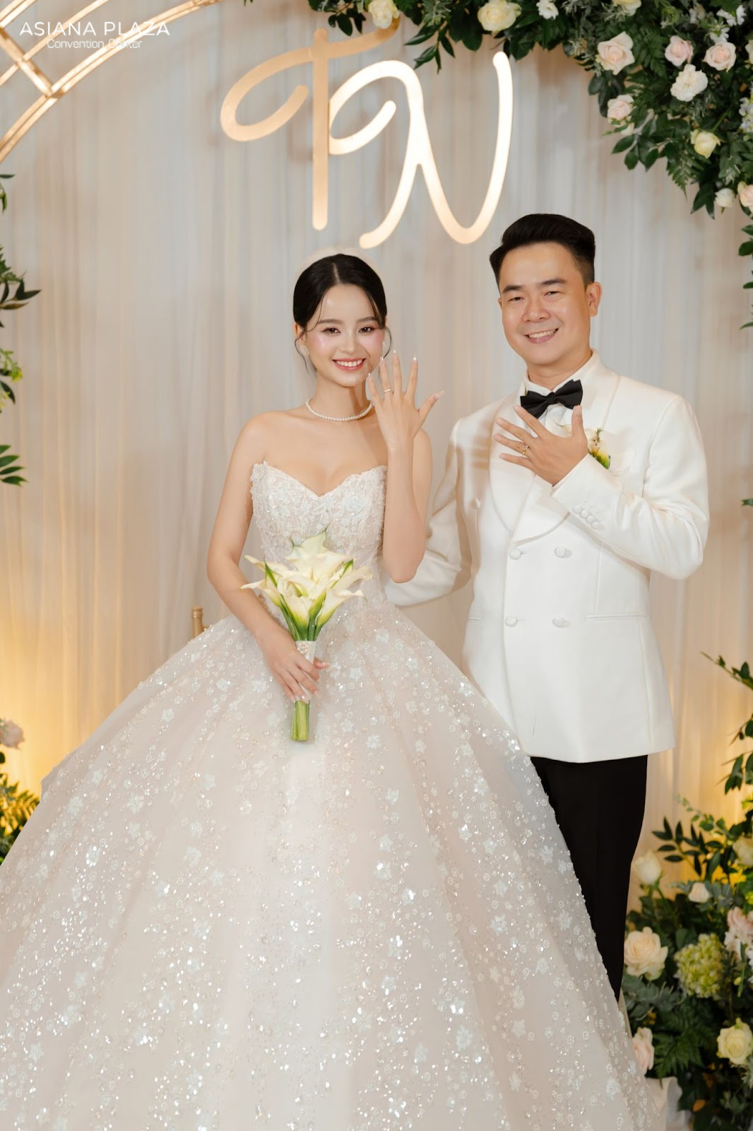 Trao nhẫn cưới thiêng liêng