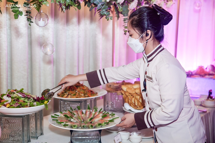 Nhân viên phục vụ chuyên nghiệp