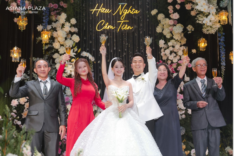 Cụng ly kết thông gia