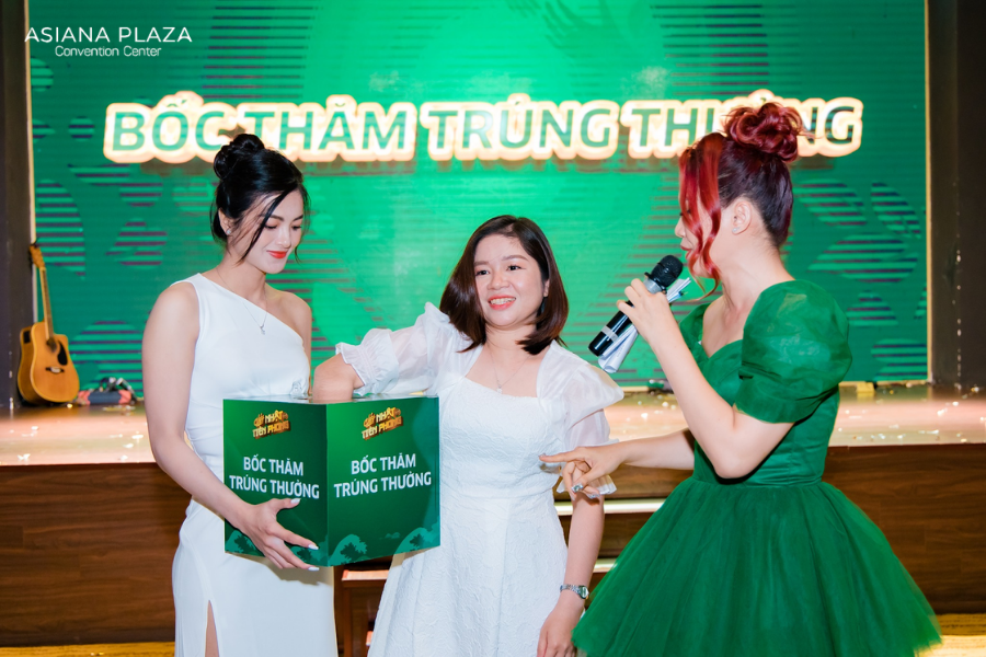 Tri an qua tiec cuoi nam