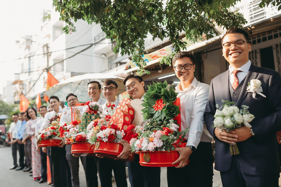 Nhà trai mang sính lễ
