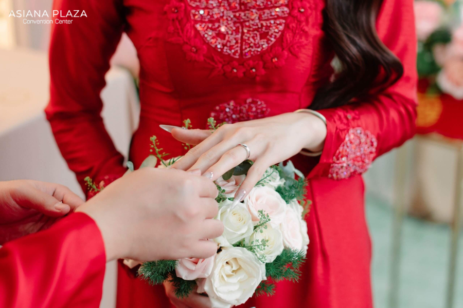 Chuẩn bị nhẫn cưới trước lễ