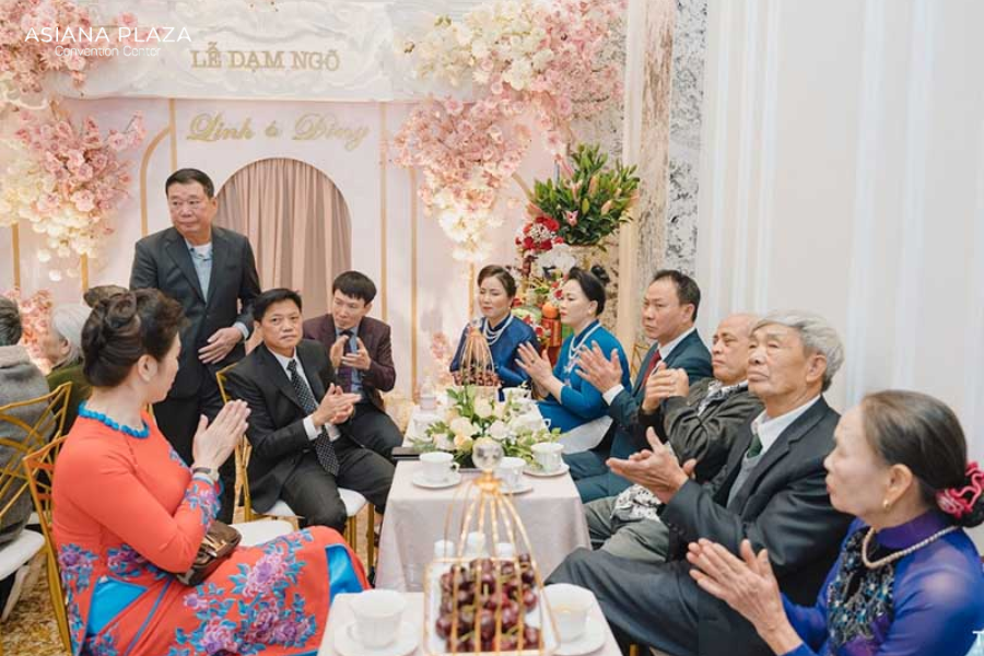 Không khí tiệc báo hỷ ấm áp