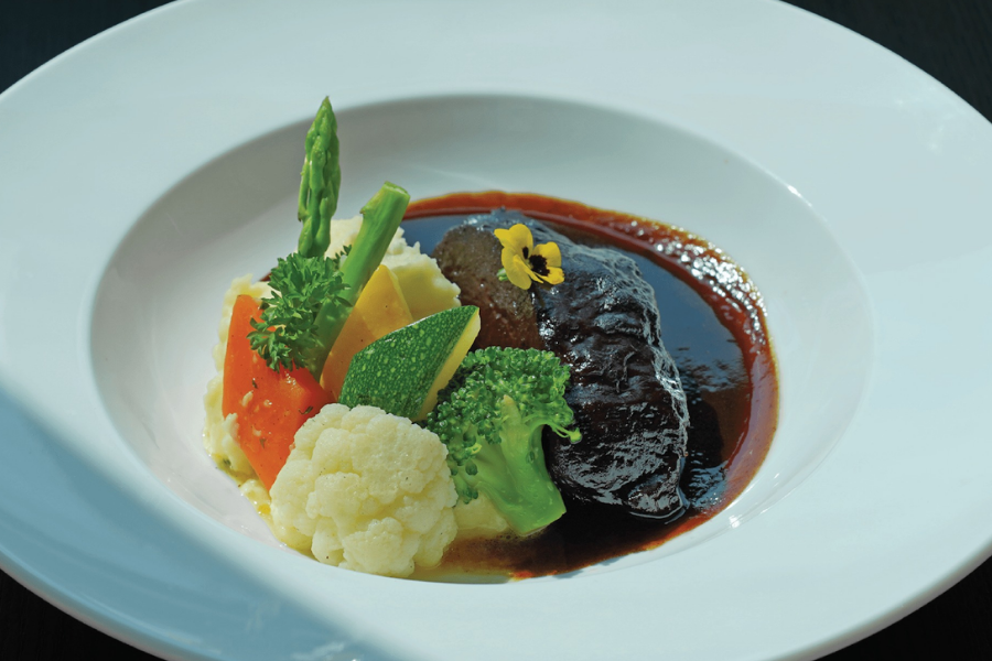 Món ăn khai vị được trang trí tinh tế tại Khách sạn Sofitel Saigon Plaza.