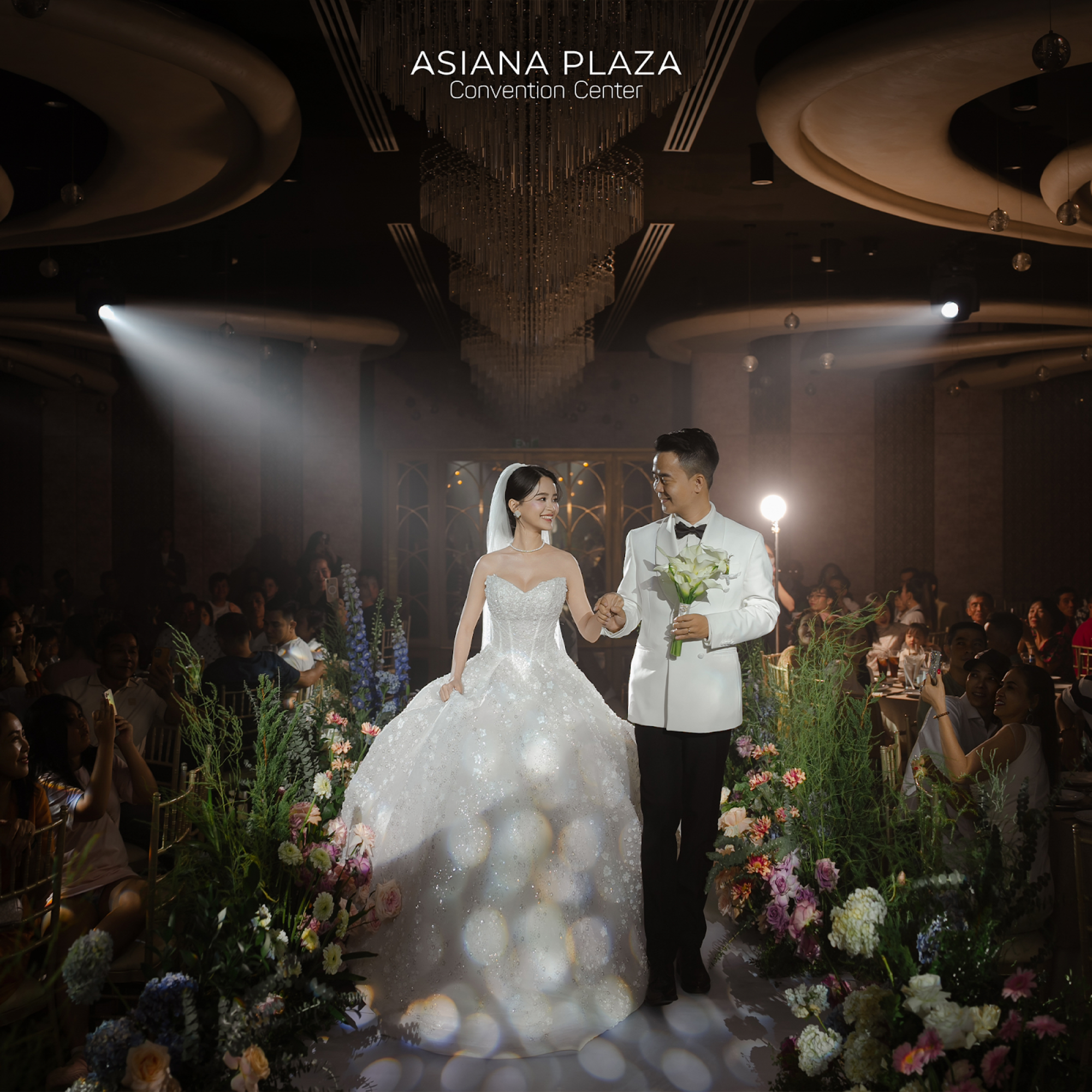 Đi cùng người thương chọn váy cưới