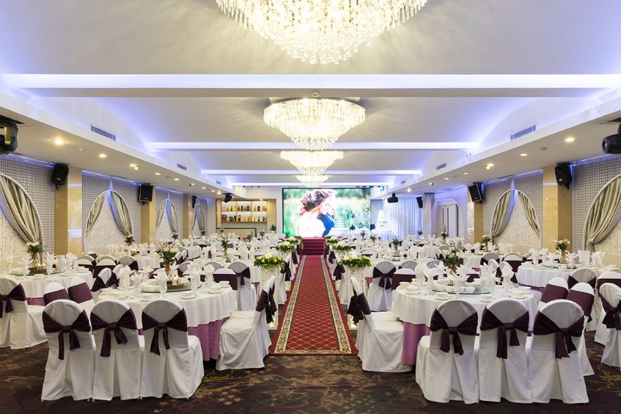 Phục vụ tiệc cưới