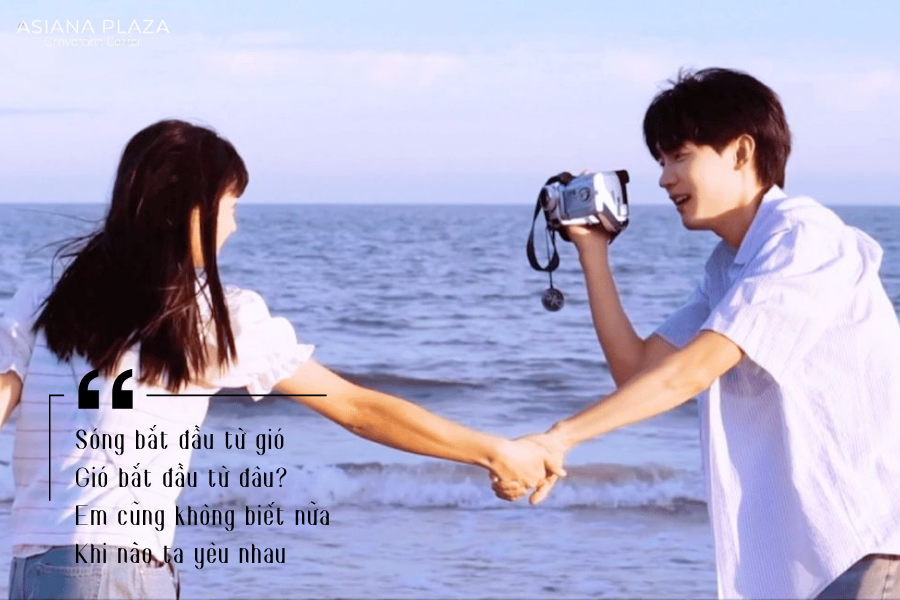Cặp đôi hạnh phúc nắm tay nhau đi dạo