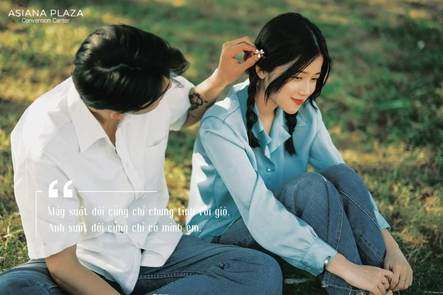 Cặp đôi bên nhau giữa hoàng hôn