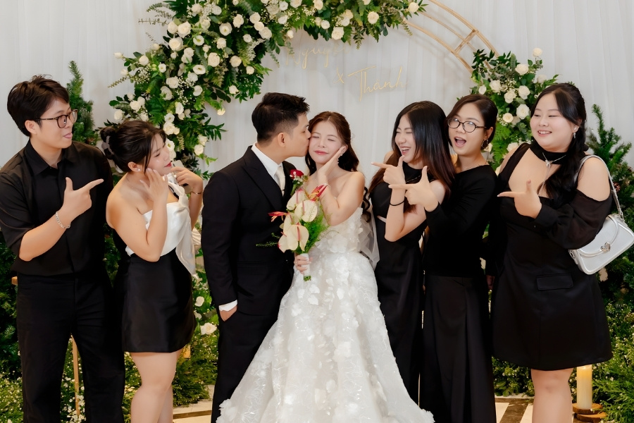 Cap đăng ảnh cưới hài hước