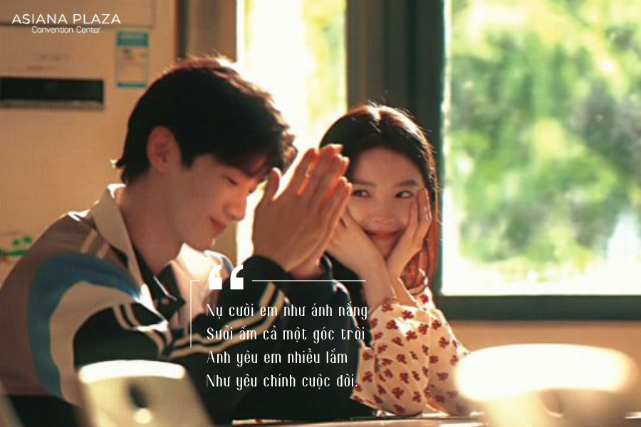 Hai người đội chung một chiếc ô dưới trời mưa