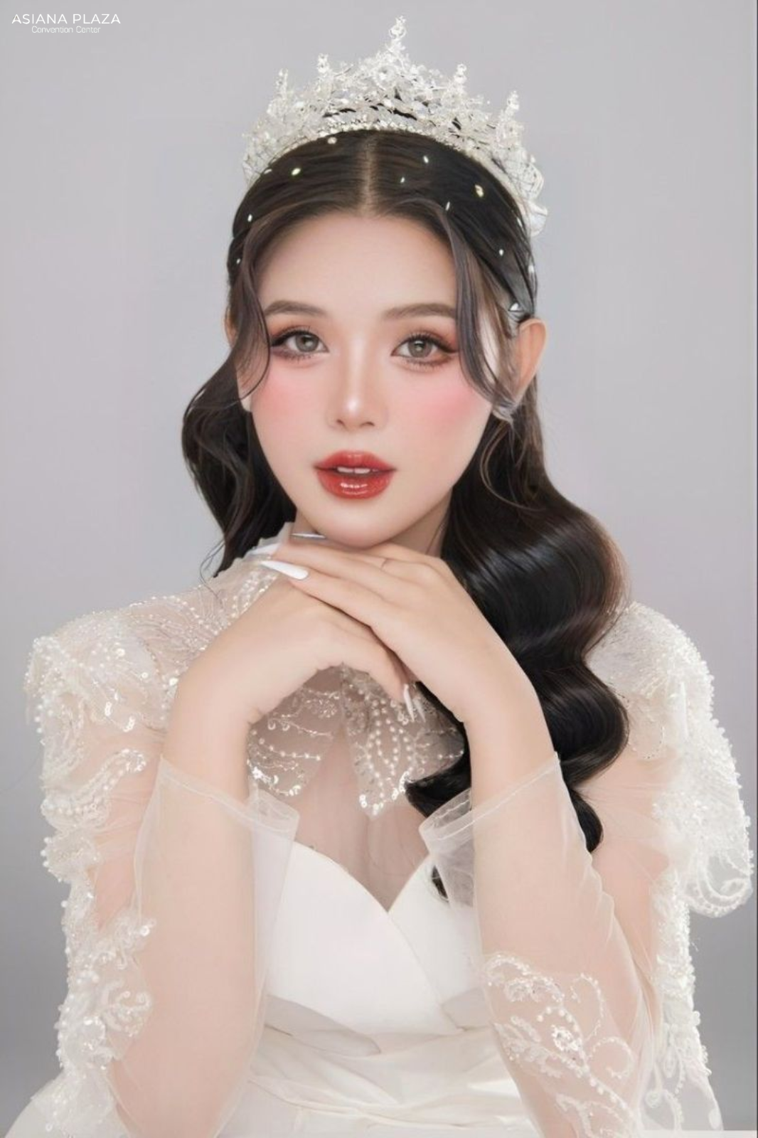 tóc búi cho cô dâu đội vương miện