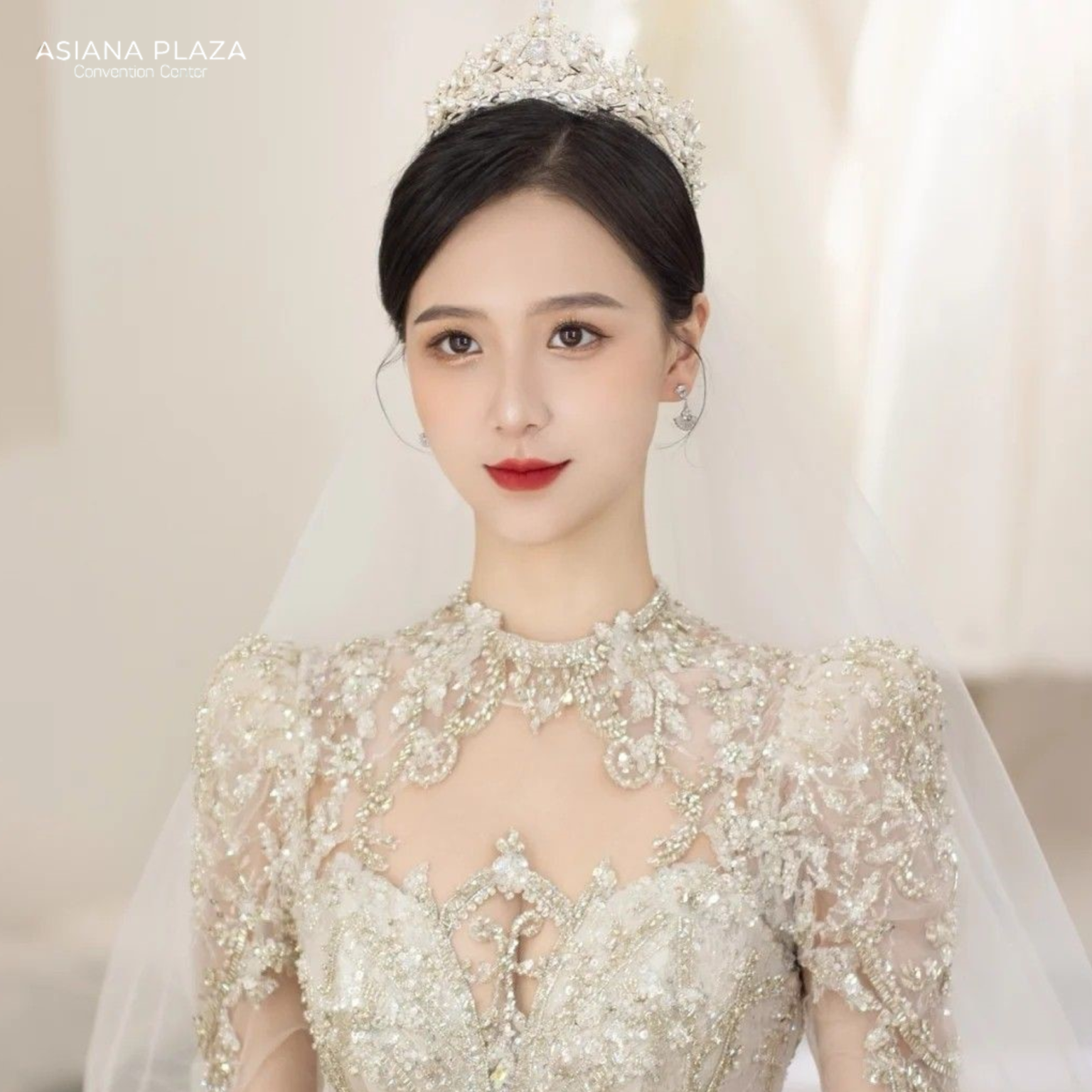 tóc búi cho cô dâu đội vương miện