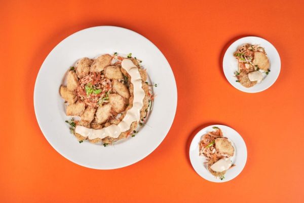 Gỏi củ sen cùng cá chiên giòn