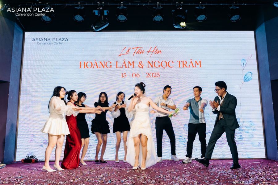 khách mời hát karaoke đám cưới