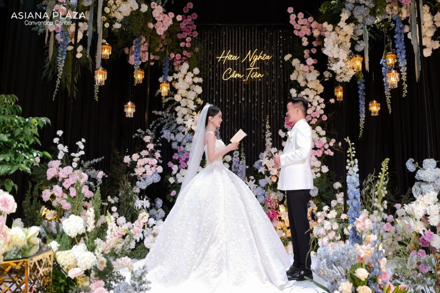 Cặp đôi trao lời hứa hôn phối