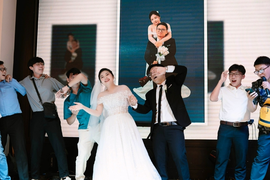 Không khí náo nhiệt trong đám cưới