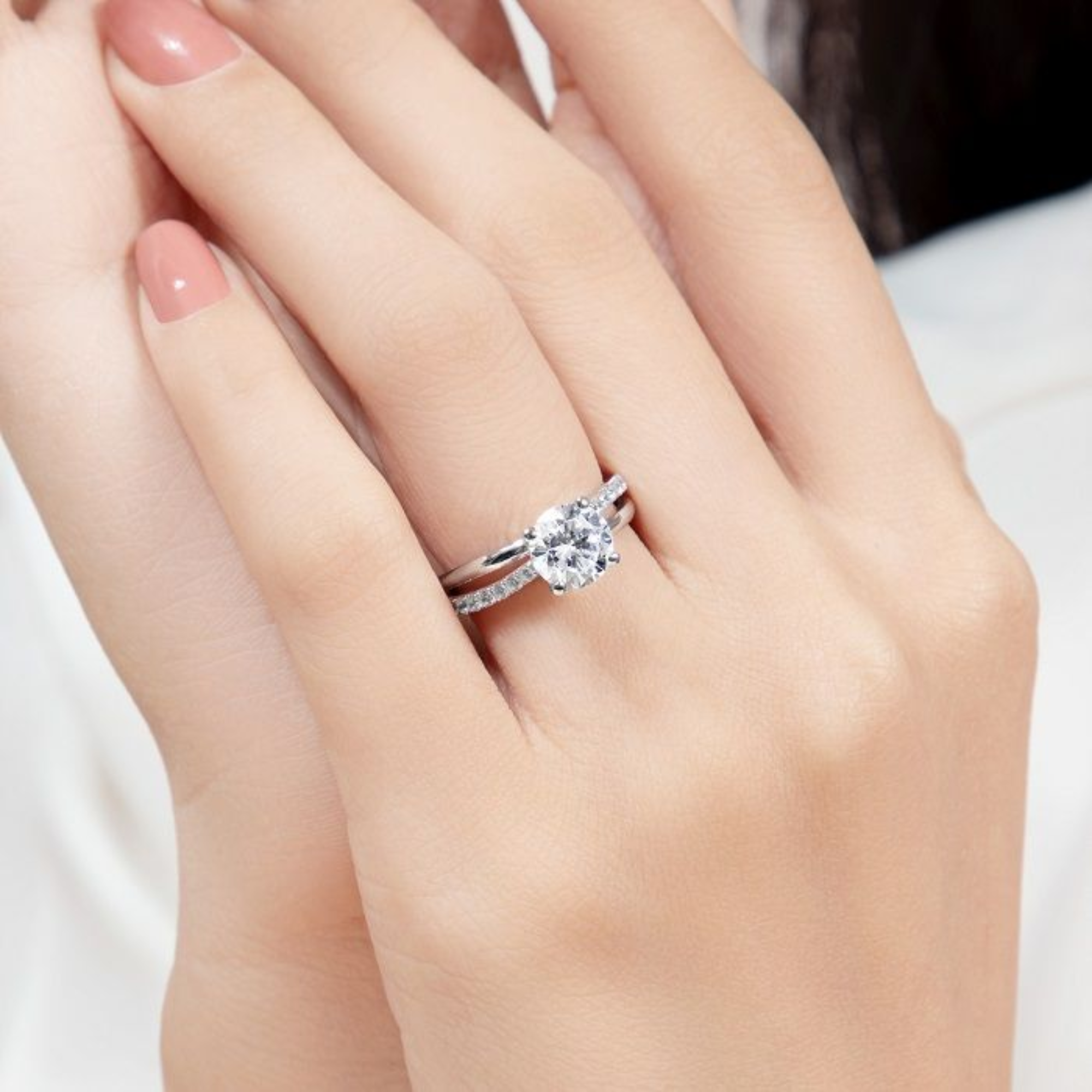 Nhẫn đính hôn kim cương trên tay