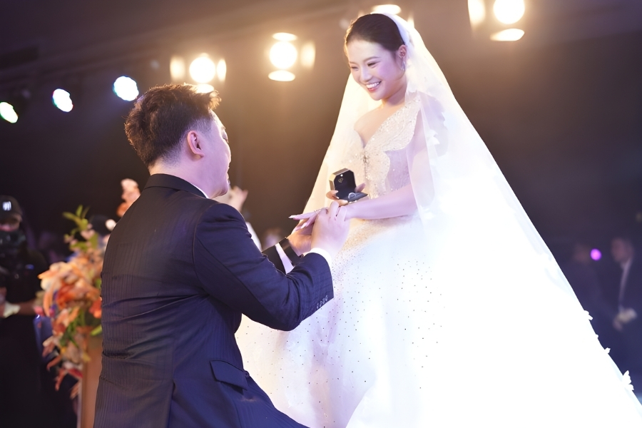 Khoảnh khắc trao nhẫn thiêng liêng