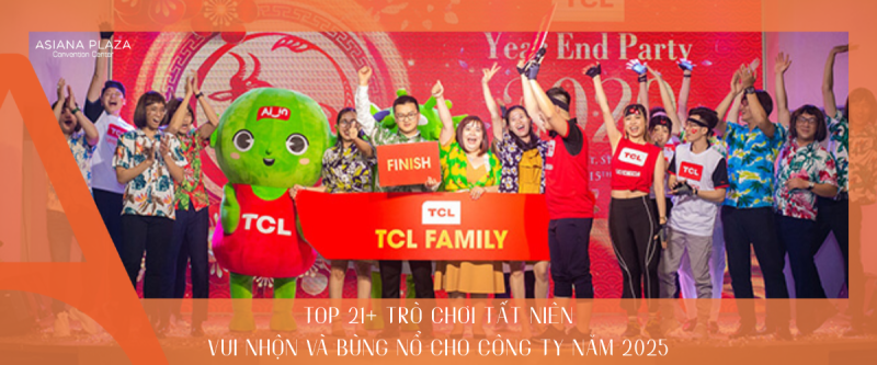 21+ trò chơi tất niên bùng nổ nhất cho công ty năm 2025 Meta: Khám phá hơn 21 trò chơi tất niên cực vui, cực bùng nổ giúp gắn kết tình cảm đồng nghiệp công ty. Xem ngay danh sách để chuẩn bị cho tiệc cuối năm 2025 Top 21+ trò chơi tất niên vui nhộn và bùng nổ cho công ty năm 2025 Trò chơi tất niên luôn được xem là “linh hồn” của những bữa tiệc cuối năm, giúp không khí thêm rộn ràng và gắn kết. Thông qua các hoạt động vui nhộn, các thành viên không chỉ xua tan căng thẳng sau một năm làm việc mà còn cùng nhau lưu giữ những kỷ niệm đáng nhớ. Đây cũng chính là cách để tăng cường tinh thần đoàn kết, tạo sự gắn bó giữa đồng nghiệp. Bài viết dưới đây, Asiana Plaza sẽ bật mí 21+ trò chơi trong bữa tiệc tất niên thú vị, tạo tiếng cười và phối hợp ăn ý trong bữa tiệc tất niên cuối năm. 1. Những lợi ích khi tổ chức trò chơi trong tiệc tất niên Tổ chức trò chơi trong tiệc tất niên không chỉ đơn thuần là hoạt động khuấy động không khí mà còn mang lại nhiều giá trị thiết thực cho cả doanh nghiệp lẫn khách mời tham dự. Những trò chơi này góp phần tạo nên bầu không khí vui vẻ, gắn kết và để lại dấu ấn khó quên cho mọi người. Vậy cụ thể, lợi ích của việc tổ chức trò chơi tất niên là gì? Gắn kết tập thể & tăng tinh thần đồng đội: Các trò chơi đồng đội buộc người tham gia phải phối hợp, trao đổi và hỗ trợ lẫn nhau. Đây là cơ hội tuyệt vời để đồng nghiệp giao lưu, hiểu nhau hơn, từ đó xây dựng tinh thần đoàn kết vững chắc trong công ty. Giúp giải tỏa áp lực & cân bằng cảm xúc: Cuối năm luôn là thời điểm bận rộn, nhiều căng thẳng. Việc lồng ghép các trò chơi vui nhộn trong tiệc tất niên không chỉ tạo tiếng cười sảng khoái mà còn giúp mọi người thư giãn, giải tỏa stress và nạp lại năng lượng. Tạo nên những kỷ niệm đáng nhớ: Khoảnh khắc cùng đồng nghiệp chơi hết mình, chia sẻ tiếng cười trong các trò chơi sẽ trở thành những kỷ niệm khó quên. Đây cũng là chất xúc tác giúp bữa tiệc tất niên trở nên đặc biệt và ý nghĩa hơn. Khuyến khích sáng tạo & sự năng động: Nhiều trò chơi đòi hỏi sự nhanh trí, sáng tạo và kỹ năng cá nhân. Chính điều này không chỉ tạo hứng thú khi tham gia mà còn giúp khuyến khích tinh thần đổi mới, tư duy linh hoạt của mỗi cá nhân trong tập thể. Tăng sự kết nối & phá vỡ rào cản: Trong bất kỳ công ty nào cũng có những thành viên ít nói, còn ngại giao tiếp. Nhờ có trò chơi, mọi người dễ dàng hòa nhập, cởi mở và tự tin hơn khi tham gia hoạt động chung. Thể hiện văn hóa & giá trị doanh nghiệp: Việc lồng ghép yếu tố văn hóa doanh nghiệp vào các trò chơi không chỉ làm bữa tiệc thêm độc đáo mà còn giúp lan tỏa tinh thần, giá trị cốt lõi của công ty một cách tự nhiên và gần gũi. Nhìn chung, trò chơi tất niên không chỉ mang tính giải trí mà còn đóng vai trò quan trọng trong việc củng cố tinh thần tập thể, xây dựng môi trường làm việc gắn bó và tích cực hơn. Trò chơi year end party cuối năm giúp gắn kết đồng nghiệp trong công ty Alt: lợi ích trò chơi tiệc cuối năm 2. Top 21+ trò chơi tất niên vui nhộn và bùng nổ cho công ty Hãy cùng Asiana Plaza khám phá 21+ trò chơi tất niên vui nhộn, dễ tổ chức và cực kỳ gắn kết ngay sau đây. 2.1 Đuổi hình bắt chữ Đuổi hình bắt chữ là một trong những trò chơi trí tuệ quen thuộc và chưa bao giờ hết “hot” trong các bữa tiệc cuối năm. Với hình thức đơn giản nhưng đầy cuốn hút, trò chơi này đòi hỏi người tham gia phải nhanh nhạy, vận dụng tư duy logic để đưa ra đáp án chính xác từ những bức hình gợi ý. Để tổ chức trò chơi đuổi hình bắt chữ trong tiệc tất niên, ban tổ chức chỉ cần chuẩn bị trước một loạt hình ảnh vui nhộn, hài hước, ẩn chứa các câu ca dao, tục ngữ hoặc thành ngữ quen thuộc. MC sẽ lần lượt chiếu từng bức hình lên màn hình lớn, để tất cả khách mời cùng quan sát và suy đoán. Người trả lời nhanh và đúng nhất sẽ nhận được quà tặng hấp dẫn từ chương trình. 2.2 Tam sao thất bản Tam sao thất bản là một trong những trò chơi year end party công ty được ưa chuộng nhất hiện nay. Với số lượng tham gia từ 5 – 7 người/lượt chơi hoặc theo đội từ 6 – 8 thành viên. Dưới đây là ba cách chơi phổ biến mà bạn có thể áp dụng vào bữa tất niên cuối năm. Cách 1: MC hoặc quản trò sẽ dùng ngôn ngữ cơ thể để diễn tả một sự vật, hành động hoặc khái niệm bất kỳ. Người thứ hai sẽ quan sát rồi tiếp tục diễn tả lại cho người thứ ba. Quá trình này lặp lại cho đến người cuối cùng. Nếu người cuối cùng đoán được chính xác nội dung ban đầu, đội sẽ ghi điểm. Cách 2: MC đưa cho người chơi đầu tiên một hình ảnh, câu thành ngữ hoặc tục ngữ. Người này sẽ phải dùng cử chỉ, điệu bộ hoặc khẩu hình để truyền đạt cho đồng đội mà không được sử dụng lời nói. Cứ lần lượt như vậy cho đến người cuối cùng. Nếu đưa ra đáp án đúng, đội sẽ giành điểm. Sau 5 lượt, đội nào có nhiều điểm hơn sẽ thắng cuộc. Cách 3: Để tăng thêm phần kịch tính, ban tổ chức có thể chuẩn bị tai nghe bật nhạc với âm lượng lớn để người chơi không nghe được âm thanh bên ngoài. Các thành viên trong đội sẽ xếp thành hàng dọc, quay lưng về phía nhau. Người đầu tiên tháo tai nghe để nghe MC đọc một câu tục ngữ/ca dao, sau đó truyền đạt lại cho người kế tiếp bằng khẩu hình hoặc cử chỉ. Quá trình lặp lại cho đến người cuối cùng. Đội nào truyền tin chính xác và nhanh nhất sẽ giành điểm. Sau 3 lượt, đội có số điểm cao nhất sẽ trở thành đội chiến thắng. Tam sao thất bản được nhiều công ty ưa chuộng tổ chức vào tiệc cuối năm - Nguồn: Internet Alt: tam sao thất bản được ưa chuộng 2.3 Giành ghế Đây là một trong những trò chơi trong bữa tiệc quốc dân, quen thuộc và luôn mang đến tiếng cười sôi động cho bất kỳ buổi tiệc cuối năm nào. Bạn có thể tổ chức chơi theo nhóm từ 10 - 15 người cho một lượt chơi. Ban tổ chức chuẩn bị số ghế ít hơn 1 – 2 chiếc so với tổng số người tham gia. Khi nhạc vang lên, các thành viên sẽ di chuyển vòng quanh dãy ghế. Ngay khi nhạc dừng, ai nhanh chân tìm được chỗ ngồi sẽ tiếp tục ở lại vòng sau. Người không có ghế sẽ bị loại. Cứ như vậy cho đến khi chỉ còn lại 2 người tranh ghế cuối cùng. Người chiếm được chiếc ghế cuối cùng sẽ trở thành người chiến thắng. 2.4 Chuyền bóng Trò chơi tất niên chuyền bóng sử dụng những quả bóng bay đã được bơm sẵn để thực hiện trò chơi với cách chơi vô cùng đơn giản. Người chơi sẽ đặt một quả bóng ở giữa lưng của cả hai, sau đó cùng nhau di chuyển về phía đích rồi quay lại điểm ban đầu mà không để bóng rơi. Trong thời gian quy định, đội nào vận chuyển được nhiều bóng bay về đích nhất sẽ là đội giành chiến thắng. 2.5 Bingo Bingo là một trò chơi ý nghĩa trong tiệc tất niên công ty, vừa mang lại niềm vui, vừa giúp tăng cường sự kết nối giữa các thành viên. Mỗi người tham gia sẽ được phát một cây bút và một tấm thiệp nhỏ (có thể là thiệp chúc Tết hoặc thư đặc biệt từ doanh nghiệp) để ghi lại điều ước cá nhân trong năm mới. Mỗi người ghi 5 điều ước cho năm tới (ví dụ: được thăng chức, kết hôn, đi du lịch, vượt KPI, mua xe hoặc nhà...). MC sẽ mời một nhân vật đặc biệt như CEO, giám đốc, khách mời danh dự hoặc cá nhân xuất sắc trong công ty để chia sẻ 5 điều ước của họ. Người chơi nào có ít nhất 3 điều ước trùng khớp với nhân vật đặc biệt sẽ hô to “Bingo” và nhận phần quà từ ban tổ chức. 2.6 Nối từ Trò chơi nối từ không cần sự chuẩn bị cầu kỳ, chỉ cần một danh sách từ ngữ phong phú (ưu tiên những từ khó, ít phổ biến). Người quản trò đưa ra một từ ghép ban đầu gồm 2 chữ. Người chơi tiếp theo phải tìm ra một từ ghép mới, bắt đầu bằng chữ cuối cùng của từ trước đó (ví dụ: vui mừng → mừng rỡ). Vòng chơi cứ thế tiếp tục xoay vòng cho đến khi có người “bí” và không thể nghĩ ra từ phù hợp. Khi chơi trò chơi này sẽ có những mẹo hay và lưu ý cho các bạn. Hãy lựa chọn những từ hiếm, khó ghép và ít được sử dụng để thử thách đối thủ, tăng cơ hội giành phần thắng. Ngoài ra, các từ đã được nhắc trước đó sẽ không được lặp lại. Nối từ là trò chơi bữa tất niên quen thuộc với nhiều người Alt: nối từ quen thuộc với mọi người 2.7 Đây là ai? Đây là ai là một trong những trò chơi year end party đơn giản nhưng vô cùng hài hước, mang lại nhiều tiếng cười cho bữa tiệc cuối năm của công ty. Ban tổ chức thu thập hình ảnh của các thành viên trong công ty. Sau đó, cắt và phóng to một chi tiết bất kỳ trên khuôn mặt như mắt, mũi, miệng hoặc tay để tạo sự bất ngờ. Trong buổi tiệc, MC sẽ lần lượt chiếu những bức ảnh “bí ẩn” này lên màn hình LED. Các khách mời sẽ tham gia dự đoán xem nhân vật trong ảnh là ai. Người đoán đúng sẽ nhận phần thưởng nhỏ, trong khi người đoán sai có thể phải chịu một hình phạt vui nhộn do MC đưa ra. 2.8 Đoán ý đồng đội Trong số những trò chơi tất niên thú vị và gắn kết nhất, đoán ý đồng đội luôn là lựa chọn được nhiều doanh nghiệp yêu thích. Đây là trò chơi vừa tạo ra tiếng cười sảng khoái, vừa giúp các thành viên trong công ty hiểu nhau hơn thông qua sự phối hợp ăn ý. Trò chơi được tổ chức theo hình thức nhóm, số lượng người tham gia không giới hạn. Mỗi đội sẽ cử ra một thành viên làm “người đoán”. Thành viên này sẽ quan sát, trong khi các đồng đội lần lượt thể hiện gợi ý bằng hành động hoặc cử chỉ để truyền tải một từ khóa, cụm từ hoặc chủ đề do MC đưa ra. Đội nào đoán được nhiều đáp án đúng nhất trong thời gian quy định sẽ giành chiến thắng. 2.9 Rồng rắn lên mây “Rồng Rắn Lên Mây” là một trong những trò chơi dân gian quen thuộc đã gắn bó với tuổi thơ của nhiều thế hệ người Việt. Khi được đưa vào danh sách trò chơi trong bữa tiệc cho công ty, hoạt động này không chỉ gợi lại ký ức tuổi thơ mà còn mang đến những khoảnh khắc vui nhộn, sôi động và đầy tiếng cười. Người tham gia sẽ nối đuôi nhau tạo thành một đoàn “rồng rắn” di chuyển vòng quanh, vừa đi vừa đọc đồng dao. Khi đến đoạn “Có ông chủ ở nhà không?”, đoàn sẽ dừng lại trước mặt “ông chủ”. Tùy vào câu trả lời “có” hoặc “không” của ông chủ, câu chuyện sẽ rẽ hướng khác nhau, tạo nên nhiều tình huống bất ngờ và hài hước. Sau phần đối đáp, trò chơi bước vào màn rượt đuổi: “ông chủ” sẽ cố gắng bắt được “khúc đuôi” của đoàn rồng rắn. Người đứng đầu có nhiệm vụ che chở, bảo vệ đồng đội. Nếu “ông chủ” bắt được thành viên cuối cùng, vai trò sẽ hoán đổi và vòng chơi mới bắt đầu. Rồng rắn lên mây là trò chơi dân gian quen thuộc gắn bó tuổi thơ - Nguồn: Internet Alt: rồng rắn lên mây gắn liền tuổi thơ 2.10 Cùng cười Ha Ha Ha Cùng cười ha ha ha là trò chơi tất niên đơn giản nhưng cực kỳ hài hước, chắc chắn sẽ mang lại những tràng cười giòn giã cho bữa tiệc cuối năm. Các thành viên tham gia xếp thành một hàng dài. Người đầu tiên quay sang người thứ hai và nói “ha”. Người tiếp theo sẽ phải nói “ha ha”, rồi người thứ ba tiếp tục “ha ha ha”. Cứ như vậy, số lần “ha” sẽ tăng dần theo thứ tự người chơi. Người nào không nói đúng số lần “ha” theo quy định hoặc nói sai nhịp sẽ bị loại và nhận một hình phạt nhỏ từ ban tổ chức. 2.11 Sticker dance Sticker Dance là một trò chơi year end party vui nhộn cực kỳ dễ tổ chức nhưng lại mang đến không khí bùng nổ cho bữa tiệc. Bạn cần chuẩn bị giấy sticker, bút viết, loa và đồng hồ bấm giờ. Sau đó tiến hành chia làm 2 đội, mỗi đội gồm 5 - 7 người. Mỗi người chơi sẽ được phát 20 sticker và viết vào đó những điều không vui trong năm cũ. Sau đó, các sticker này sẽ được dán lên người hoặc khuôn mặt của đội đối thủ. Khi nhạc nổi lên, các thành viên phải nhún nhảy, lắc lư sao cho sticker rơi xuống nhưng không được phép dùng tay. Đội nào làm rơi hết số sticker trong thời gian ngắn nhất sẽ chiến thắng. 2.12 Ăn tiếp sức Ăn tiếp sức là một trong những trò chơi tất niên vui nhộn mang đậm không khí Tết, giúp gắn kết tinh thần đồng đội và tạo nên nhiều tiếng cười cho bữa tiệc cuối năm. Trò chơi thường được chia theo đội, mỗi thành viên lần lượt ăn hết phần món ăn được giao cho đến người cuối cùng, người này phải uống hết lon nước ngọt có ga và huýt sáo thành công để tính điểm. 2.13 Lò cò theo ô màu Lò cò theo ô màu là một trong những trò chơi vận động vui nhộn được nhiều doanh nghiệp lựa chọn để khuấy động bầu không khí trong tiệc tất niên. Công ty cần chuẩn bị thảm hoặc bảng ô màu được chia thành nhiều ô vuông với các gam màu khác nhau. Ban tổ chức chia người tham gia thành nhiều đội, mỗi đội từ 4 – 6 thành viên. Khi có hiệu lệnh, người chơi sẽ lần lượt nhảy lò cò theo đúng các ô màu mà MC đưa ra (ví dụ: “xanh – đỏ – vàng”). Nếu ai nhảy sai ô hoặc mất thăng bằng thì phải quay về vạch xuất phát để đồng đội tiếp tục. Đội nào hoàn thành lộ trình nhanh và đúng nhất sẽ giành chiến thắng. 2.14 Đếm số loại trừ Đếm số loại trừ là trò chơi trong bữa tiệc đơn giản nhưng vô cùng thú vị, phù hợp cho những bữa tiệc có đông khách mời. MC hoặc quản trò sẽ bắt đầu bằng việc đọc một con số bất kỳ. Những người tiếp theo sẽ lần lượt đọc số kế tiếp theo thứ tự. Nếu có từ 2 người trở lên cùng đọc trùng một số thì nhóm đó sẽ bị loại và nhận hình phạt vui nhộn từ ban tổ chức. Ngoài ra, người đọc tới số cuối cùng cũng sẽ bị loại. Trò chơi kết thúc khi tìm ra người còn lại cuối cùng. 2.15 Tâm đầu ý hợp Tâm đầu ý hợp là một trong những trò chơi year end party công ty vô cùng hấp dẫn, giúp gắn kết tập thể và thể hiện sự thấu hiểu giữa các đồng nghiệp. Công ty cần chuẩn bị một chiếc thùng trong suốt, các món đồ bằng nhựa hoặc gỗ như trái cây, con vật, vật dụng gia đình… Mỗi cặp đôi sẽ có một thành viên bịt mắt. Khi có hiệu lệnh, người bịt mắt sẽ thò tay vào thùng, cầm lấy một món đồ và dùng lời nói hoặc cử chỉ để mô tả. Người còn lại dựa vào phần miêu tả để đoán tên đồ vật. Đoán đúng được tính 1 điểm. Mỗi cặp có 1 phút để tham gia, cặp nào ghi nhiều điểm nhất sẽ chiến thắng. 2.16 Sức nặng viên bi Nếu bạn đang tìm kiếm một trò chơi tất niên công ty vừa kịch tính vừa hài hước, thì “Sức nặng viên bi” chắc chắn sẽ là lựa chọn không thể bỏ qua. Công ty chuẩn bị bể nước khay đựng, bát nhựa có thể nổi và các viên bi nhiều kích cỡ khác nhau. Ban tổ chức cho tất cả viên bi vào một khay lớn chung. MC chia nhân viên thành 2 đội, mỗi đội 3 – 4 thành viên. Mỗi lượt, các thành viên lần lượt đặt từ 1 – 5 viên bi vào chiếc bát nhựa nổi trên mặt nước. Đội nào làm chiếc bát chìm xuống trước thì đội đó thua cuộc. 2.17 Nhanh như chớp Nhanh như chớp là trò chơi trong bữa tiệc tất niên kịch tính và vui nhộn rất phù hợp cho những bữa tiệc cuối năm đông người. Ban tổ chức sẽ chuẩn bị một chiếc ghế, một quả bóng lớn có chứa kim tuyến hoặc pháo giấy bên trong, cùng thiết bị bơm hơi liên tục. Quả bóng được treo phía trên vị trí ngồi của người chơi, tạo cảm giác vừa hồi hộp vừa hài hước. MC sẽ lần lượt đưa ra bộ câu hỏi cho từng đội. Người chơi phải nhanh chóng trả lời chính xác toàn bộ câu hỏi trong khi quả bóng đang được bơm căng dần. Nếu đội trả lời chậm hoặc sai, thành viên sẽ phải ngồi trên ghế lâu hơn, đối diện với nguy cơ bóng nổ bất kỳ lúc nào. Đội nào hoàn thành bộ câu hỏi trước khi quả bóng phát nổ sẽ giành chiến thắng. 2.18 Vận chuyển bằng lưng Vận chuyển bằng lưng là một trong những trò chơi đồng đội vui nhộn thường xuất hiện trong các bữa tiệc tất niên công ty. Luật chơi đơn giản nhưng lại mang đến không khí sôi động, giúp các thành viên gắn kết và phối hợp ăn ý với nhau. Ban tổ chức chuẩn bị các vật dụng nhỏ, nhẹ (ví dụ: bóng bay, chai nước, hộp quà…). Người chơi sẽ đứng thành hàng dọc, mỗi lượt 2 người sẽ cùng nhau giữ vật dụng bằng lưng và di chuyển từ vạch xuất phát đến đích. Nếu để rơi vật dụng giữa đường thì phải quay lại và bắt đầu lại từ đầu. Đội nào vận chuyển được nhiều vật dụng về đích trong thời gian quy định sẽ là đội giành chiến thắng. Chuyền bong bóng bằng lưng mang đến không khí sôi động và gắn kết - Nguồn: Internet Alt: trò chơi vận chuyển bằng lưng 2.19 Bịt mắt đoán món ăn Lấy cảm hứng từ ẩm thực truyền thống ngày Tết, trò chơi bịt mắt đoán món ăn hứa hẹn mang đến trải nghiệm mới mẻ, đầy thú vị và kịch tính cho bữa tiệc tất niên. Bạn nên chuẩn bị giấy ghi tên món ăn. khay nhỏ và danh sách nhạc Tết sôi động. MC chia ngẫu nhiên 8 người thành 2 đội, mỗi đội 4 thành viên. Ban tổ chức đặt khay chứa các mẩu giấy ghi tên món ăn ở vị trí cách đội chơi khoảng 5 mét. Khi nhạc vang lên, các thành viên phải nhảy múa theo nhịp. Ngay khi nhạc tắt, thành viên đứng đầu sẽ chạy lên để giành quyền bốc thăm món ăn. Người bốc thăm sẽ miêu tả món ăn bằng từ ngữ liên quan đến hương vị (không được sử dụng tên nguyên liệu hoặc màu sắc). Các thành viên còn lại trong đội phải suy luận để đưa ra đáp án chính xác. Sau 3 lượt, đội nào đoán đúng nhiều món nhất sẽ giành chiến thắng. 2.20 Hát nối từ Hát nối từ là một trong những trò chơi year end party sôi động giúp khuấy động bầu không khí và mang đến nhiều tràng cười sảng khoái cho mọi người. Ban tổ chức chia người chơi thành các đội. MC sẽ đưa ra một từ khóa bất kỳ. Đội chơi phải nhanh chóng tìm ra một bài hát có chứa từ khóa đó và hát ít nhất một đoạn ngắn. Tiếp theo, đội đối thủ phải nối tiếp bằng một bài hát mới có chứa từ cuối cùng của lời hát trước đó. Đội nào không tìm được bài hát phù hợp trong thời gian quy định sẽ bị loại hoặc nhận hình phạt vui nhộn. 2.21 Ai là gián điệp Ai là gián điệp là một trong những trò chơi trí tuệ hấp dẫn thường được lựa chọn trong các buổi tiệc tất niên công ty. Người dẫn trò sẽ phát cho mỗi thành viên một tấm thẻ. Trong đó, đa số mọi người sẽ nhận được cùng một từ khóa, riêng “gián điệp” sẽ nhận một từ khóa khác nhưng có liên quan. Lần lượt từng người sẽ đưa ra gợi ý, miêu tả ngắn gọn về từ khóa mình nhận được nhưng không được nói trực tiếp. Sau mỗi vòng, cả nhóm sẽ thảo luận và bỏ phiếu loại người mà họ nghi ngờ là gián điệp. Nếu đoán đúng gián điệp, cả nhóm sẽ chiến thắng. Nhưng nếu gián điệp không bị phát hiện và trụ lại đến cuối cùng, họ sẽ là người chiến thắng. 3. Bí quyết tổ chức trò chơi tất niên thật hiệu quả nhất Để một trò chơi tất niên diễn ra thành công và mang lại hiệu ứng gắn kết như mong muốn, bạn cần có sự chuẩn bị chu đáo ngay từ đầu. Dưới đây là một số bí quyết giúp tổ chức trò chơi trong bữa tiệc hiệu quả mà bạn có thể tham khảo. Bật mí bí quyết tổ chức trò chơi vào cuối năm rất hiệu quả Alt: bí quyết tổ chức trò chơi year end party 3.1 Xây dựng kế hoạch tổ chức trò chơi tất niên Trước khi lựa chọn trò chơi, bạn cần xác định rõ mục đích của việc tổ chức trò chơi trong bữa tiệc. Đó có thể là tạo bầu không khí vui vẻ, tăng sự gắn kết giữa các thành viên hay truyền tải tinh thần, giá trị văn hóa của doanh nghiệp. Khi nắm rõ mục tiêu, việc chọn trò chơi sẽ dễ dàng và phù hợp hơn. Hãy cân nhắc đối tượng tham gia, số lượng người chơi, không gian tổ chức và thời lượng chương trình để chọn ra trò chơi thích hợp. Một trò chơi tất niên hiệu quả không chỉ mang tính giải trí mà còn cần phù hợp với văn hóa công ty, giúp tất cả mọi người đều có thể tham gia và tận hưởng trọn vẹn niềm vui. 3.2 Chuẩn bị đầy đủ dụng cụ và kịch bản chi tiết Để các trò chơi year end party diễn ra hiệu quả, ban tổ chức cần chuẩn bị đầy đủ các vật dụng cần thiết cho từng trò chơi. Trước khi bắt đầu, hãy kiểm tra kỹ lưỡng để đảm bảo đạo cụ hoạt động tốt, không bị hỏng hóc, nhằm mang lại trải nghiệm an toàn và suôn sẻ cho người chơi. Một kịch bản chi tiết sẽ giúp chương trình diễn ra chuyên nghiệp và liền mạch hơn. Hãy lên kế hoạch rõ ràng về thời gian, trình tự các trò chơi, cũng như cách trao thưởng cho đội thắng cuộc. Đặc biệt, việc lựa chọn MC hoặc quản trò có khả năng khuấy động không khí sẽ góp phần làm trò chơi trở nên hấp dẫn, vui nhộn và để lại ấn tượng mạnh mẽ cho toàn bộ khách mời. 3.3 Phân công nhiệm vụ rõ ràng cho từng thành viên Để chương trình tất niên diễn ra chuyên nghiệp và hiệu quả, việc phân công nhiệm vụ cụ thể cho từng thành viên trong ban tổ chức là điều rất quan trọng. Trước hết, cần lựa chọn một MC năng động, có khả năng tương tác và khuấy động bầu không khí, bởi đây là người giữ vai trò then chốt trong việc dẫn dắt các trò chơi cũng như kết nối mọi người. Bên cạnh đó, hãy phân chia công việc rõ ràng như chuẩn bị sân khấu, âm thanh – ánh sáng, đạo cụ trò chơi và giám sát tiến trình. Khi mỗi người đều nắm rõ trách nhiệm của mình, mọi hoạt động sẽ diễn ra trơn tru, mang đến một Year End Party thành công và nhiều kỷ niệm đáng nhớ. 3.4 Triển khai và điều phối các trò chơi tất niên Khi bắt đầu, MC cần giải thích ngắn gọn nhưng đầy đủ về luật chơi để tất cả người tham gia đều hiểu rõ. Luật chơi minh bạch không chỉ giúp hạn chế thắc mắc mà còn tạo điều kiện để mọi người tham gia hăng hái và nhiệt tình hơn. Ban tổ chức hoặc quản trò cần theo dõi sát sao để đảm bảo người tham gia tuân thủ đúng luật, tránh tình trạng gian lận hoặc nhầm lẫn gây mất công bằng. Hãy luôn động viên, khuyến khích tinh thần thi đấu của tất cả thành viên. Ngay cả những người còn e ngại cũng sẽ cảm thấy tự tin hơn khi được cổ vũ, từ đó tạo nên bầu không khí thoải mái, vui vẻ và gắn kết cho bữa tiệc tất niên. 3.5 Tổng kết chương trình và trao giải thưởng Sau mỗi trò chơi, MC hoặc ban tổ chức cần công khai số điểm và kết quả một cách rõ ràng. Việc trao thưởng minh bạch giúp mọi người thêm hào hứng, đồng thời tránh tạo cảm giác thắc mắc hay khó chịu cho bất kỳ đội chơi nào. Đừng quên ghi lại những khoảnh khắc đáng nhớ bằng hình ảnh hoặc video trong suốt bữa tiệc. Những thước phim, bức ảnh không chỉ là kỷ niệm đẹp cho tập thể mà còn có thể sử dụng để truyền thông nội bộ, góp phần lan tỏa tinh thần đoàn kết và gắn kết của công ty sau Year End Party. 3.6 Đánh giá hoạt động và rút kinh nghiệm cho năm sau Sau khi kết thúc chương trình, ban tổ chức nên lấy ý kiến đóng góp từ khách mời và nhân viên tham dự. Đây là cách hiệu quả để đánh giá những điểm mạnh và hạn chế trong việc tổ chức, từ đó có cơ sở cải thiện cho các hoạt động trong tương lai. Những phản hồi chân thực sẽ giúp doanh nghiệp rút ra kinh nghiệm quý báu, lên kế hoạch tốt hơn cho các sự kiện tiếp theo. Nhờ vậy, mỗi Year End Party sau này sẽ ngày càng chuyên nghiệp, hấp dẫn và tạo được nhiều giá trị hơn cho tập thể. 4. Asiana Plaza – Địa điểm tổ chức tiệc tất niên sang trọng và chuyên nghiệp Nếu bạn đang tìm kiếm địa điểm tổ chức tiệc tất niên cho công ty vừa đẳng cấp vừa chuyên nghiệp, Asiana Plaza sẽ là lựa chọn lý tưởng. Với kinh nghiệm đồng hành cùng nhiều doanh nghiệp lớn nhỏ trong mỗi mùa cuối năm, chúng tôi hiểu rằng tiệc tất niên không chỉ là buổi tổng kết, mà còn là dịp tri ân tập thể và khởi tạo nguồn cảm hứng cho hành trình sắp tới. Với bề dày kinh nghiệm cùng đội ngũ nhân sự giàu chuyên môn, Asiana Plaza luôn sẵn sàng đồng hành cùng các nhà tổ chức sự kiện, nổi bật với khả năng điều phối linh hoạt, hệ thống trang thiết bị hiện đại và dịch vụ ẩm thực tinh tế – kiến tạo nên những trải nghiệm trọn vẹn và khác biệt. Asiana Plaza là địa điểm tổ chức các bữa tiệc sang trọng và chuyên nghiệp Alt: Asiana Plaza tổ chức tiệc đáng nhớ 5. FAQs thường gặp về trò chơi tất niên công ty Dưới đây là những câu hỏi thường gặp mà nhiều doanh nghiệp quan tâm khi tổ chức trò chơi tất niên công ty. 5.1 Nên tổ chức trò chơi tất niên vào thời điểm nào trong buổi tiệc? Thời điểm lý tưởng nhất để tổ chức trò chơi trong bữa tiệc công ty là sau phần khai mạc và trước tiệc chính. Đây là lúc khách mời đã ổn định chỗ ngồi, không khí bắt đầu sôi động và mọi người dễ dàng hòa mình vào các hoạt động. Ngoài ra, có thể sắp xếp một số trò chơi nhẹ nhàng ở cuối chương trình để duy trì sự hào hứng và tạo kỷ niệm đẹp trước khi khép lại bữa tiệc. 5.2 Nên chọn trò chơi trí tuệ hay vận động trong tiệc tất niên? Điều này phụ thuộc vào đối tượng người tham gia và mục tiêu buổi tiệc. Nếu muốn tạo không khí bùng nổ, hãy chọn trò chơi vận động vui nhộn như nhảy ghế, lò cò theo ô màu, kẹp bóng bằng lưng. Nếu muốn thiên về sự gắn kết và tư duy, có thể chọn trò chơi trí tuệ như Ai là gián điệp, Đoán ý đồng đội, Đuổi hình bắt chữ. Kết hợp cả hai loại sẽ giúp chương trình đa dạng và hấp dẫn hơn. 5.3 Có cần thuê MC chuyên nghiệp để dẫn trò chơi tất niên không? Việc thuê MC dẫn chương trình chuyên nghiệp là rất cần thiết, đặc biệt với những bữa tiệc công ty quy mô lớn. MC có kỹ năng hoạt náo, biết cách dẫn dắt trò chơi và khơi gợi tinh thần tham gia của mọi người, kể cả những thành viên ngại ngùng. Tuy nhiên, với những buổi tiệc nhỏ, bạn vẫn có thể chọn quản trò nội bộ miễn là họ vui tính, linh hoạt và biết tạo không khí thoải mái. Bài viết đã chia sẻ 21+ gợi ý trò chơi tất niên bùng nổ nhất năm 2025, doanh nghiệp có thể dễ dàng lựa chọn hoạt động phù hợp để tạo nên một Year End Party vừa sôi động, vừa ý nghĩa. Dù là trò chơi trí tuệ hay vận động, điểm chung vẫn là mang đến sự đoàn kết, tăng tinh thần đồng đội và lưu giữ những kỷ niệm đáng nhớ cho tập thể. Liên hệ ngay với Asiana Plaza để khám phá địa điểm tổ chức tiệc chỉn chu, khác biệt và đáng nhớ cùng nhiều ưu đãi hấp dẫn.
