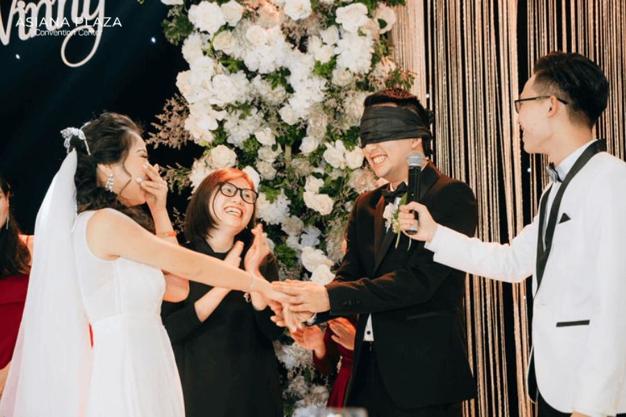 Chú rể bịt mắt tìm cô dâu