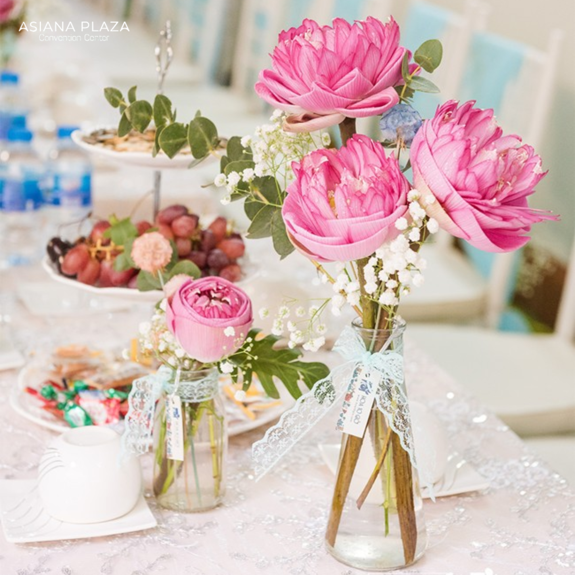 Hoa bàn tiệc bố cục tam giác