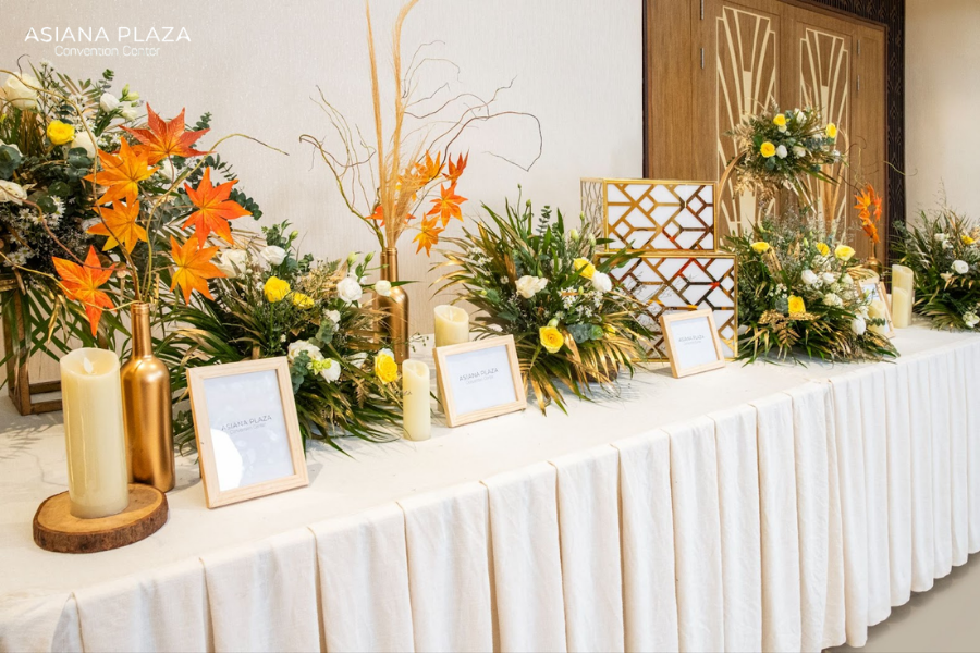 Hoa tươi trang trí bàn cưới