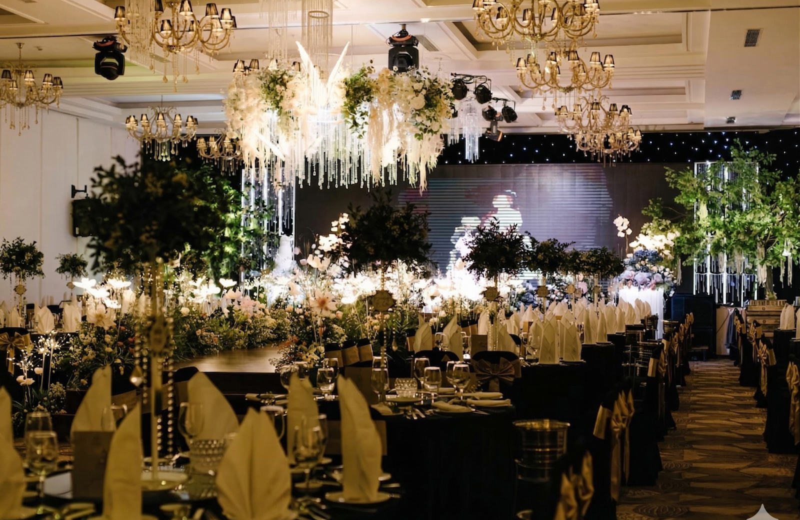 Lễ đường Bạch Kim đầy cảm xúc