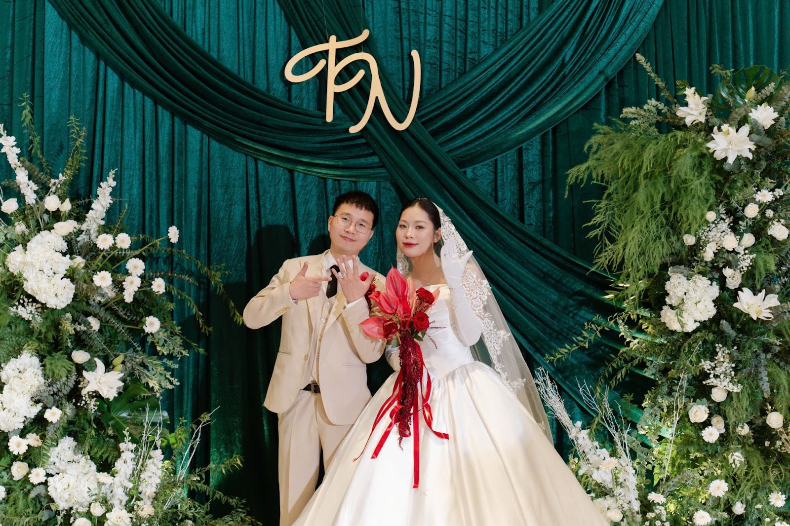 ảnh cưới thực tế của cặp đôi