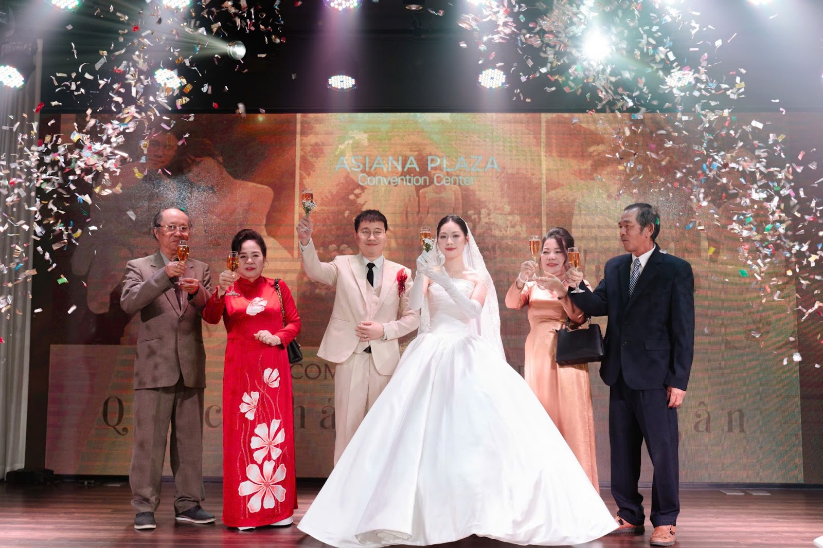 ảnh sân khấu tiệc cưới