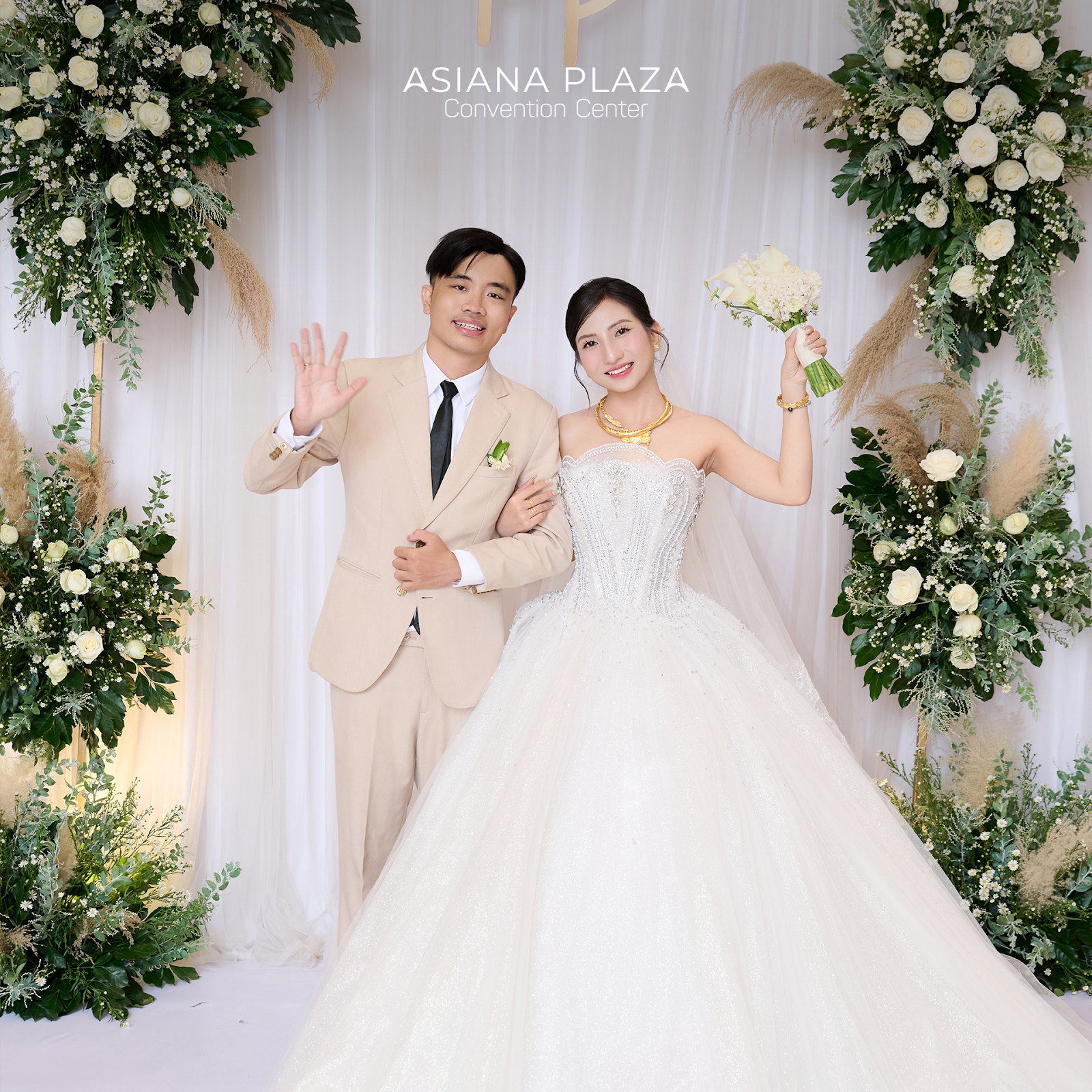 ảnh backdrop tiệc cưới thực tế