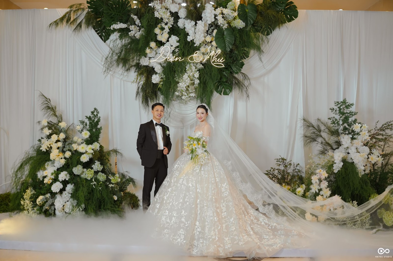 ảnh cưới thực tế tại nhà hàng