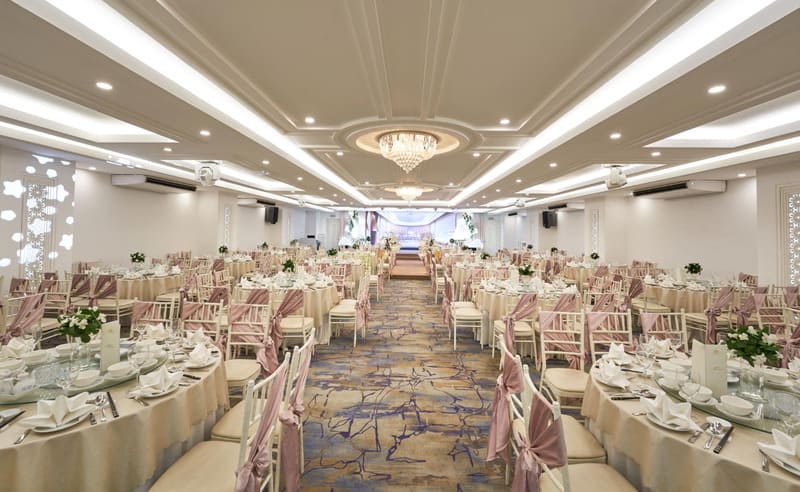 Venus Luxury với hệ thống sảnh tiệc trang trọng, bố trí thành từng khu riêng