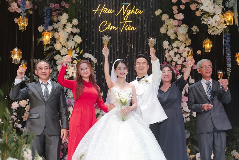 Cùng gia đình nâng ly cho ngày hạnh phúc