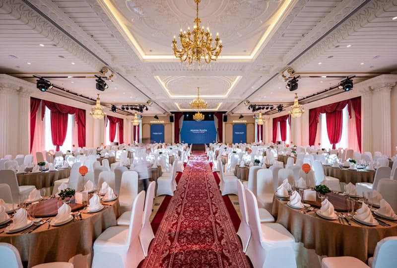 Doanh nghiệp trao đổi với đội ngũ tư vấn về quy mô, ngân sách và lịch tổ chức gala dinner