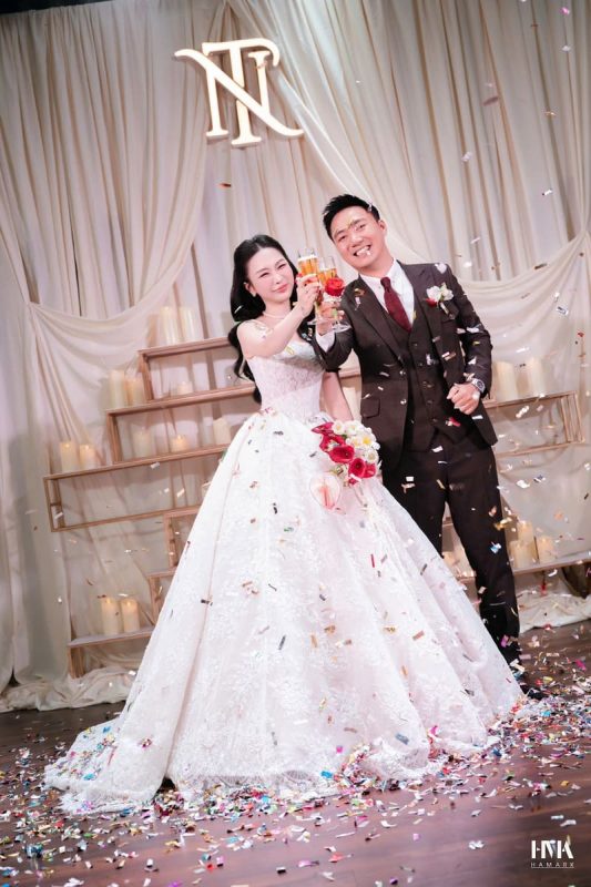 Sự đồng bộ từ chiếc thiệp mời đến thực đơn đặt bàn sẽ tạo nên điểm chạm thị giác tinh tế cho thực khách