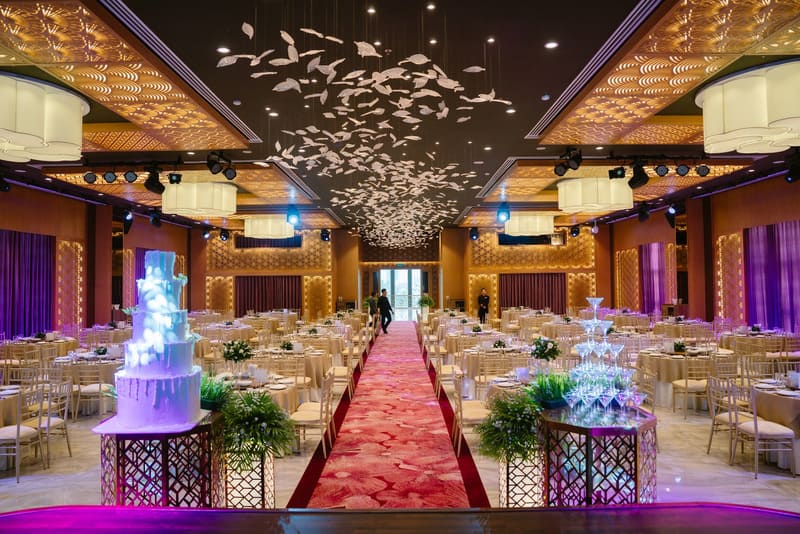 Không gian sảnh Akina ấn tượng với kiến trúc trần sảnh là những cánh hoa anh đào rơi, mang phong cách hoàng gia Nhật Bản