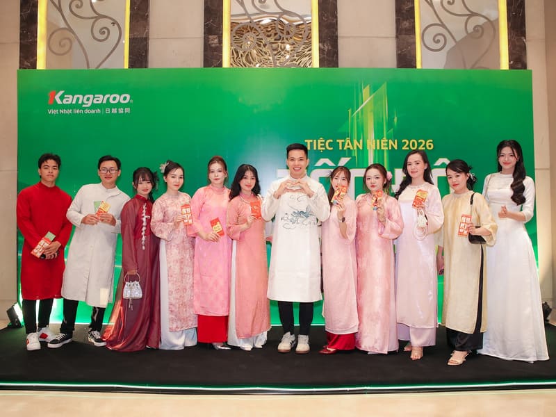 Khách mời được đón tiếp chu đáo tại khu vực tiền sảnh trước giờ khai mạc