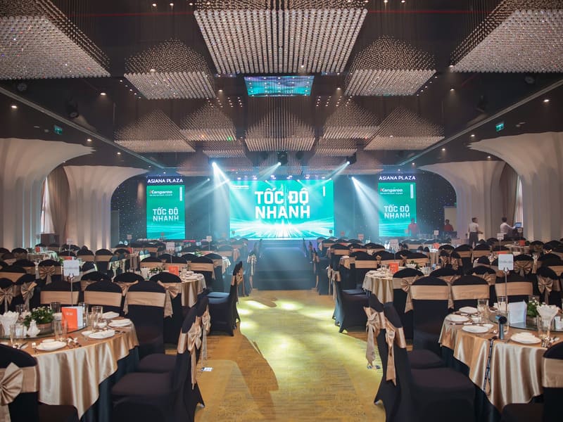 Không gian gala dinner sang trọng và layout setup linh hoạt