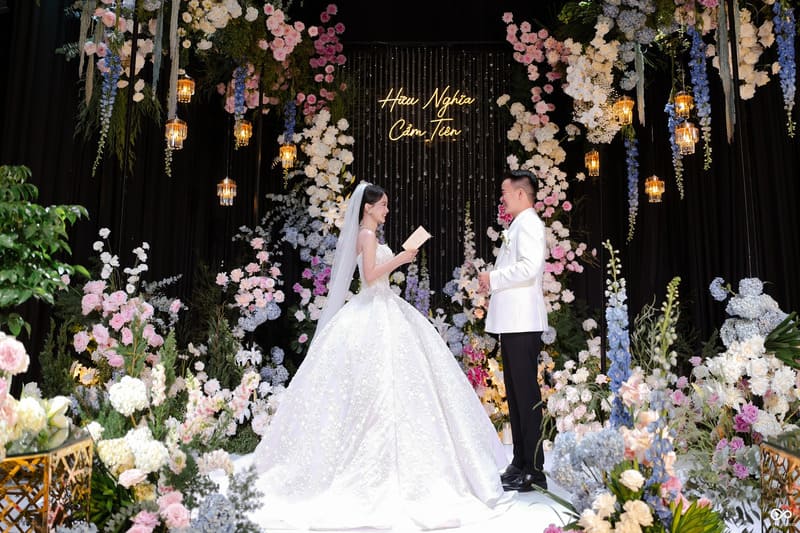 Ánh sáng trung tính hoặc vàng ấm sẽ hỗ trợ lưu lại những nước ảnh tự nhiên và bắt mắt