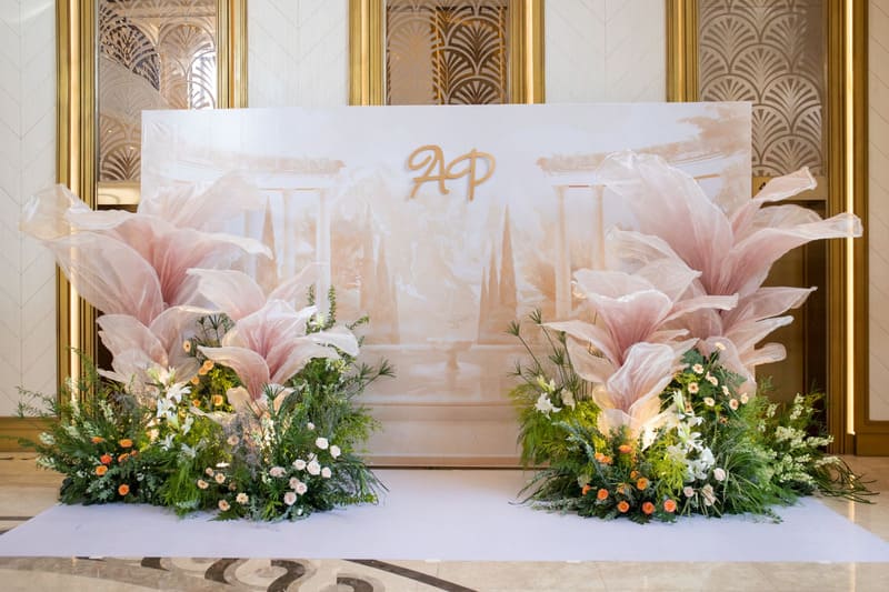 Sử dụng hệ màu pastel nhẹ nhàng cho tiệc cưới phong cách Hàn Quốc.