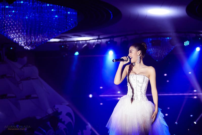 Sân khấu gala dinner với tiết mục nghệ thuật mở màn và khoảnh khắc vinh danh được dàn dựng chỉn chu.